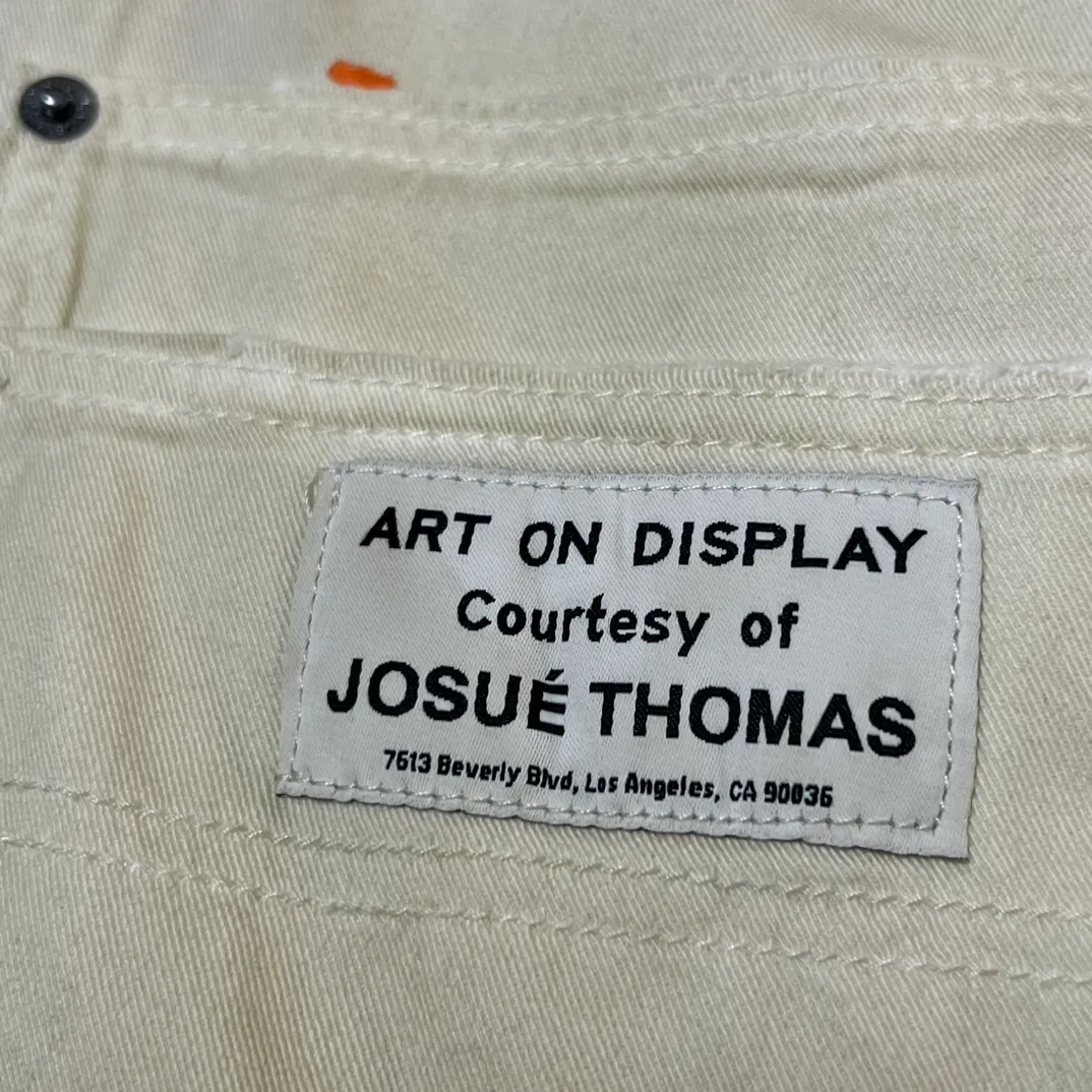 Close-up of details GALLERY DEPT. FLEA CARPENTER SHORTS Ink-splash knife-cut mud-dyed denim shorts Destroyed VINTAGE distressed denim shorts Distressed white S-XL Rewashed cement-dyed to make it distressed Knife cut holes and cat whiskers worn away Customized complete set of accessories with logo Handmade acrylic splash-ink graffiti